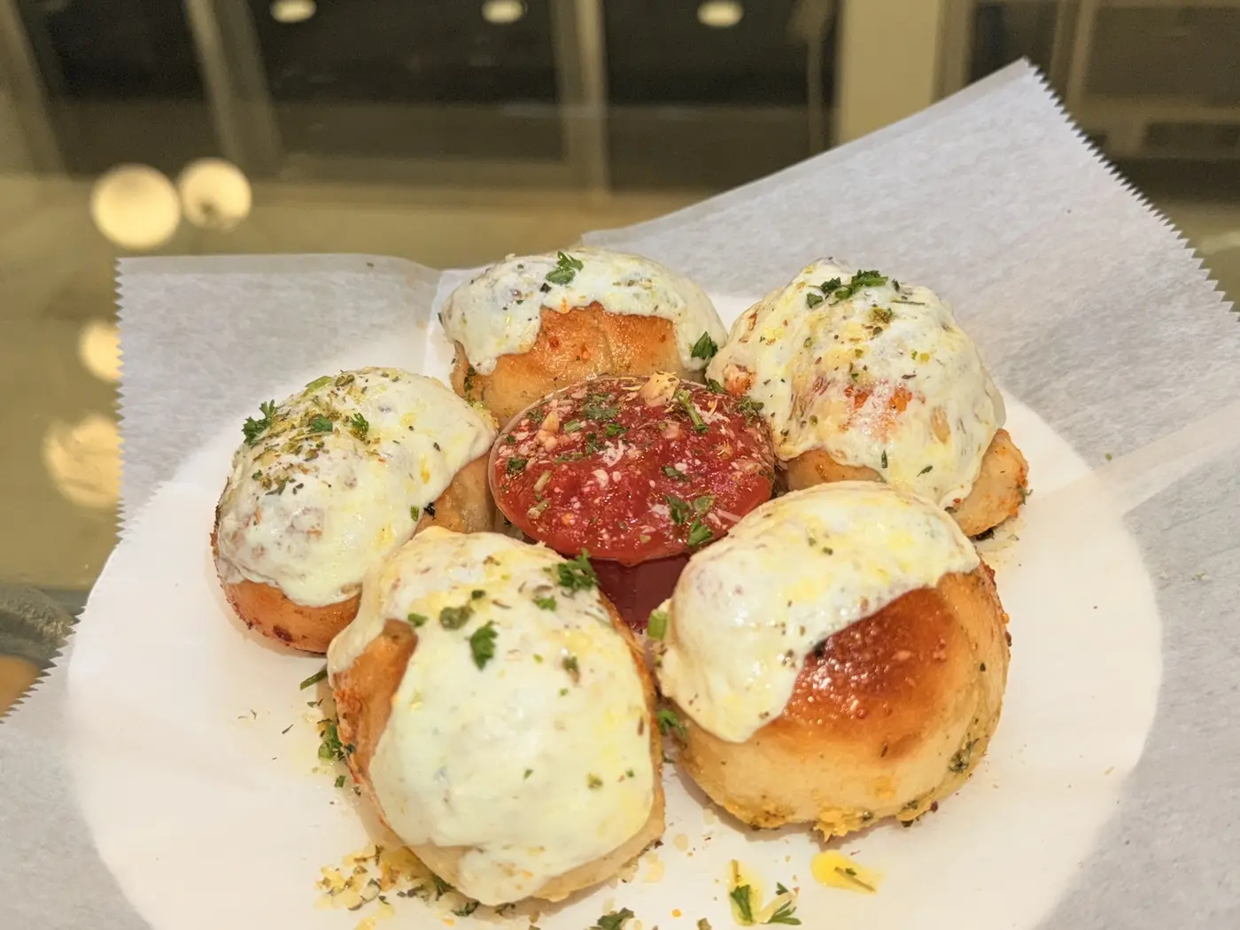 Cheesy garlic knots with marinara sauce
